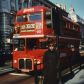Devant un symbole typiquement Londonien; un autobus à impériale, un vieux "Route Master" évidemment rouge.