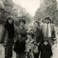 Dans un parc de Kyoto avec une famille japonaise et mon producteur Yves Martin.