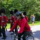 À vélo à Ottawa sous bonne escorte, dans les jardins de la résidence du Gouverneur Général.